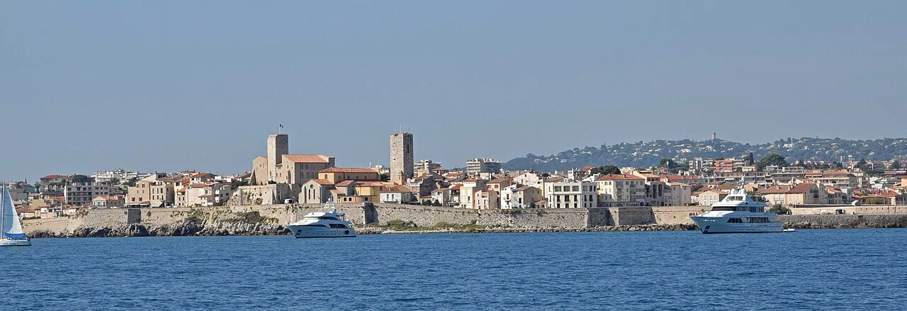 Vieille ville et remparts d’Antibes vus depuis la mer