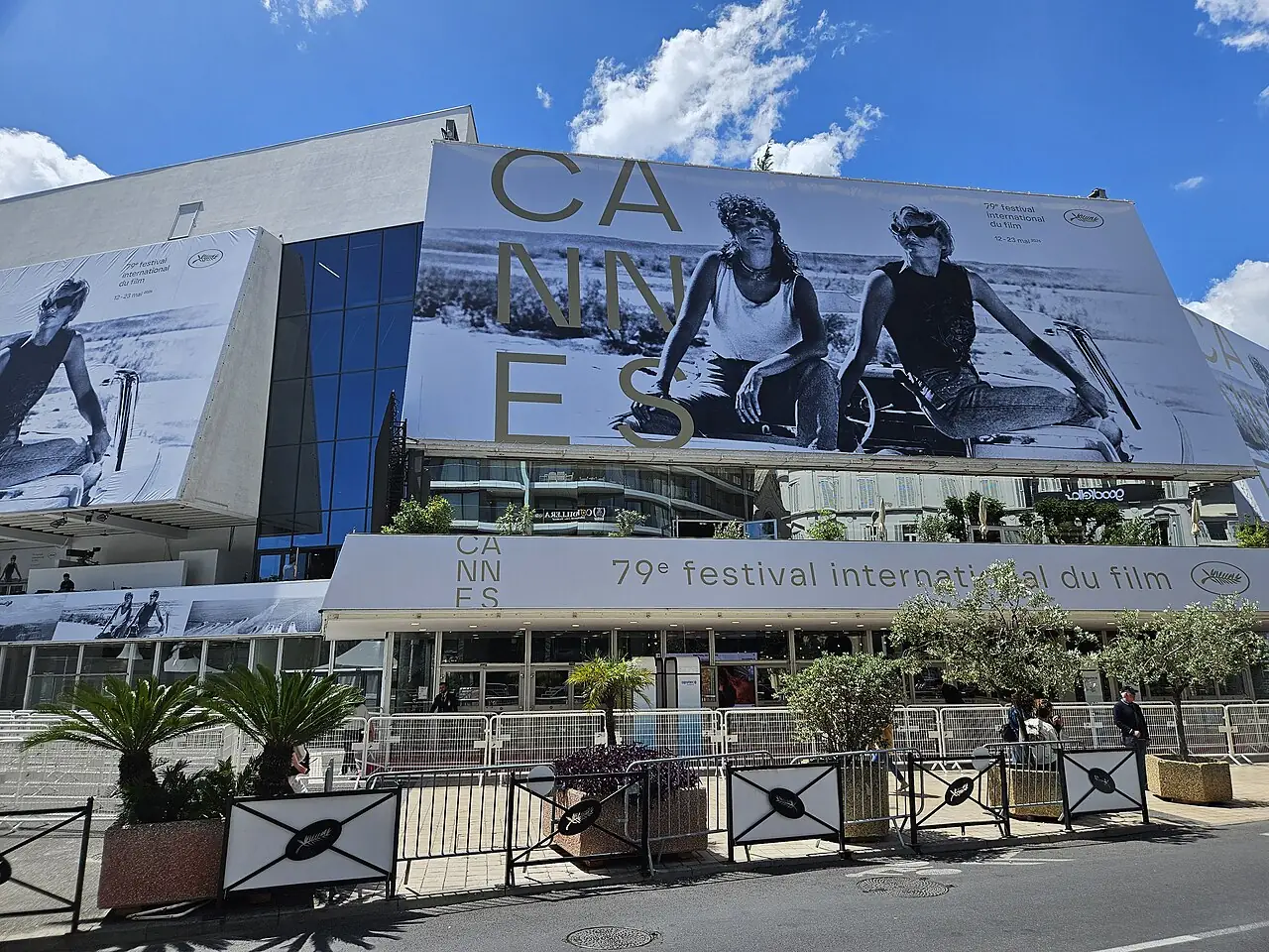 Fassade des Palais des Festivals während der Vorbereitungen für das Festival de Cannes 2026