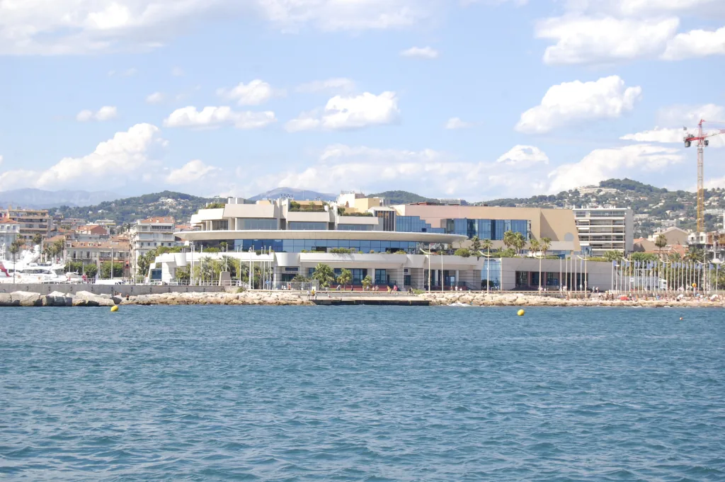 Palais des Festivals et des Congrès in Cannes vom Hafen aus gesehen