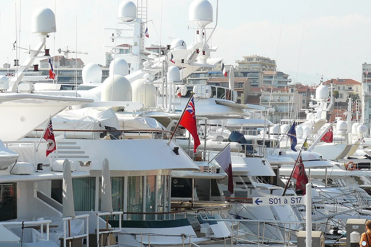 Yachts amarrés dans le port Pierre-Canto de Cannes