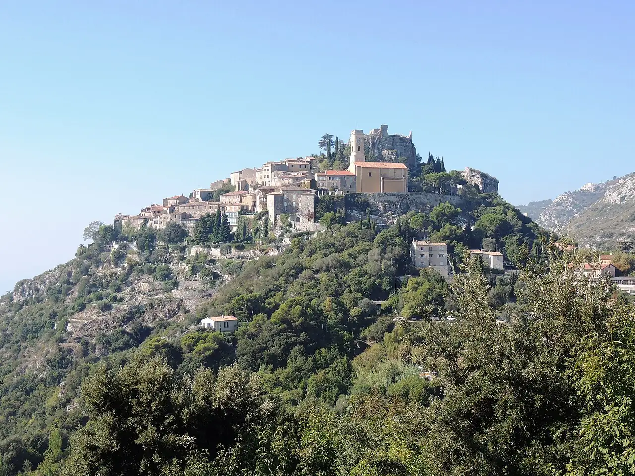 Village perché d’Èze au-dessus des collines de la Côte d’Azur