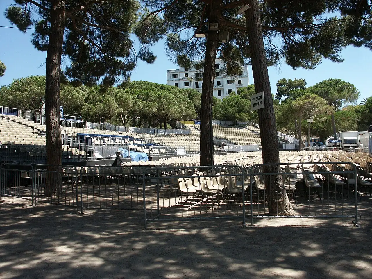 Gradins et scène de la Pinède Gould à Juan-les-Pins