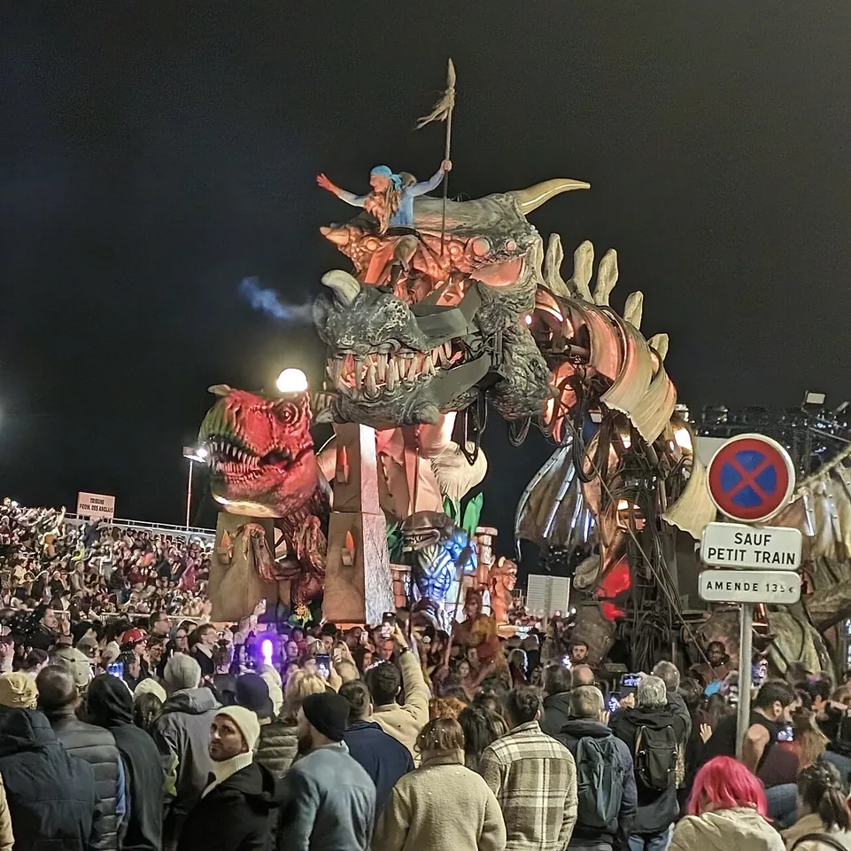Beleuchteter Wagen und Publikum beim Carnaval de Nice 2024