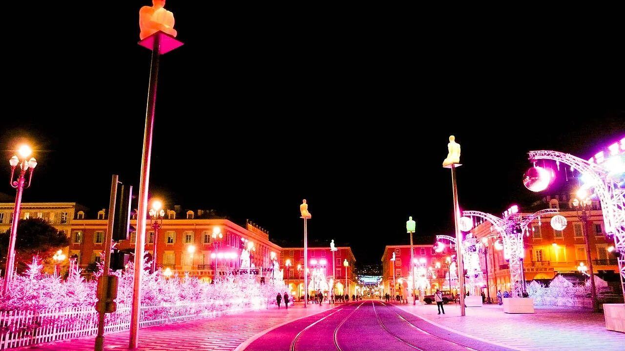 Illuminations de Noël sur la place Masséna à Nice