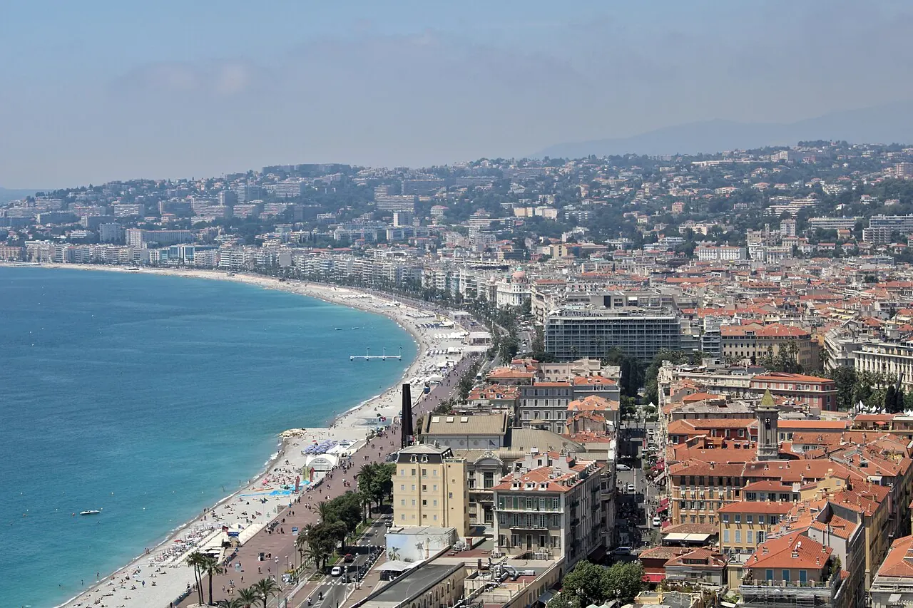 Vue sur la baie des Anges et la promenade des Anglais à Nice